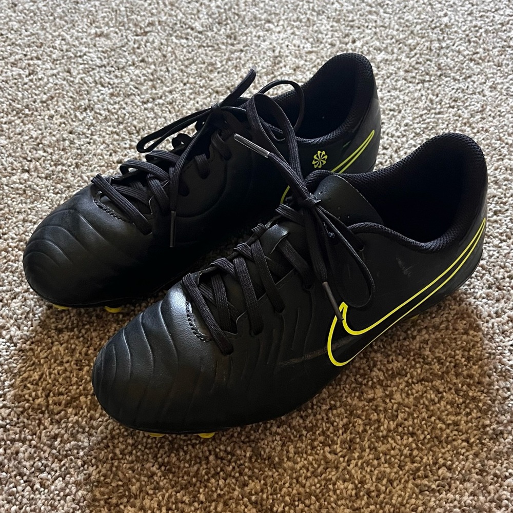 Nike Size 5Y Kids Black + Yellow Soccer Cleats Sneakers